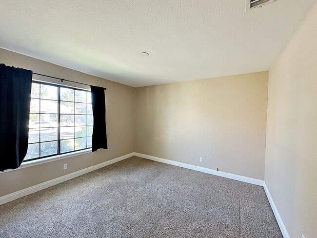 Building Photo - Green Valley Luxury Single Story: Pool, Putting Green, 4 Bedrooms, SOLAR!