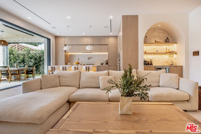 Building Photo - 4703 Saloma Ave