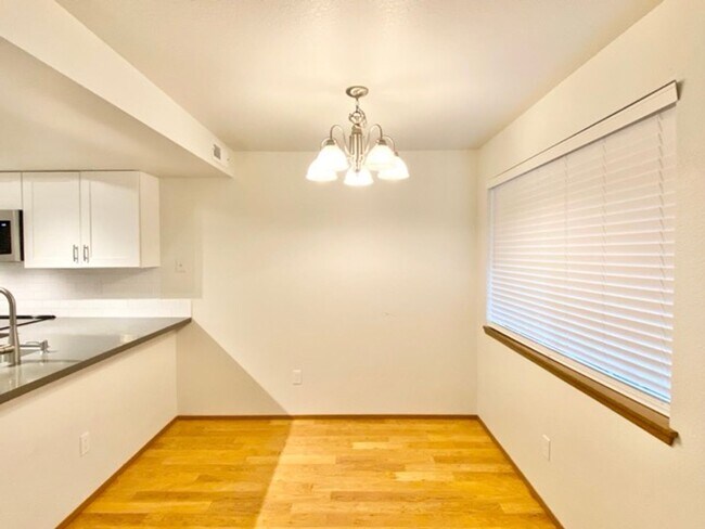 Building Photo - Quaint 2BR 1.5BA Condo in the Vineyards
