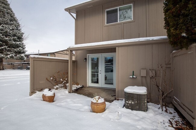 Building Photo - Newly Renovated 2 Bed 1.5 Bath Townhouse