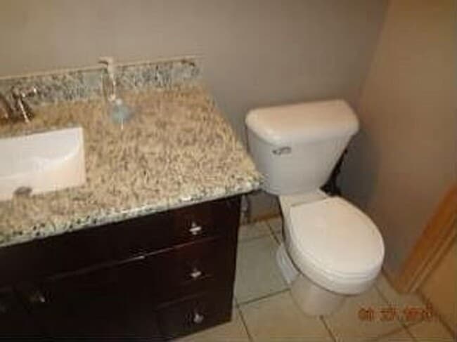 Building Photo - Bright Top-Floor Condo Near Northgate & Green Lake