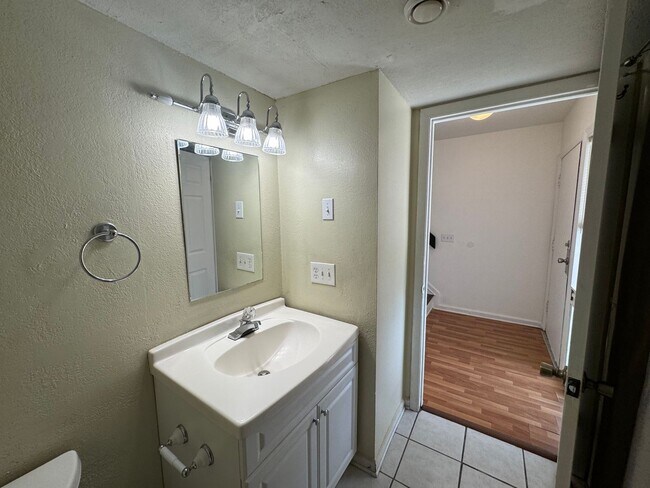 Building Photo - Lovely 2 Bedroom, 1.5 Bathroom Home in Orlando! Minutes from Top Attractions!! (Water Included!)