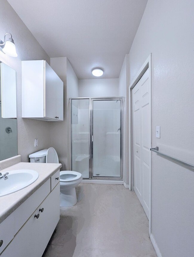 Building Photo - 2x2 Spacious, updated 5th floor unit with ...