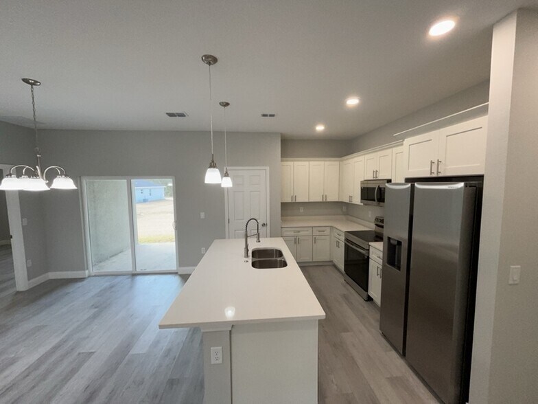 Building Photo - 8512 N Merrimac Way