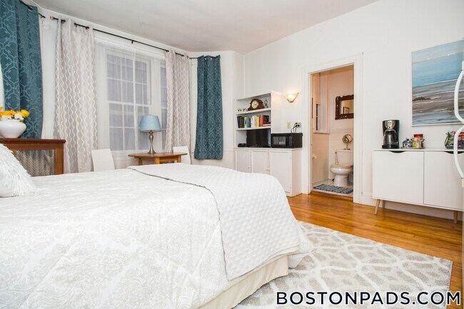 Building Photo - 1253 Beacon St
