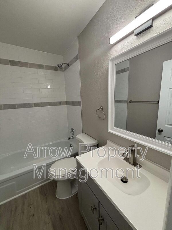 Building Photo - 704 N 26th St