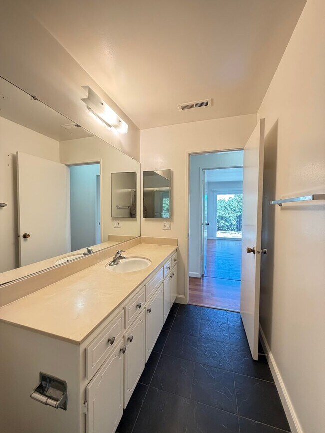 Building Photo - 3555 Magnolia Dr