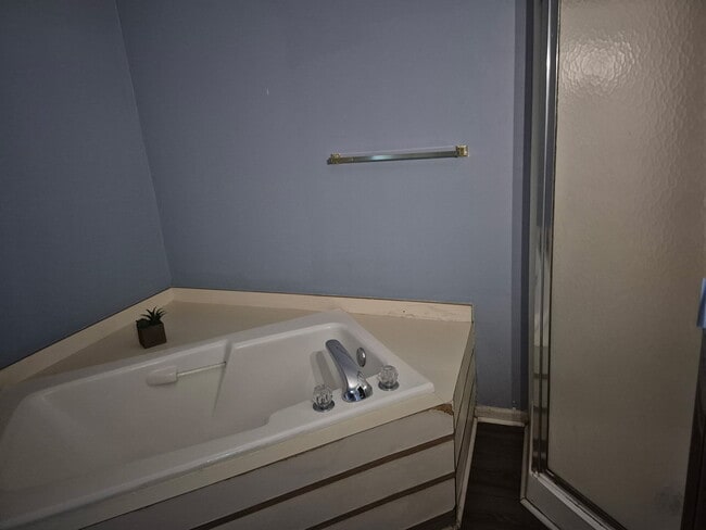 Building Photo - 1004 Brookhollow Dr