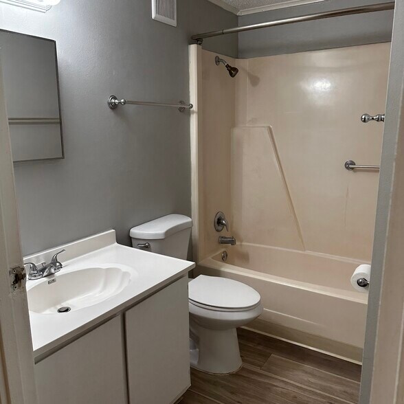 Building Photo - 590 7th Pl