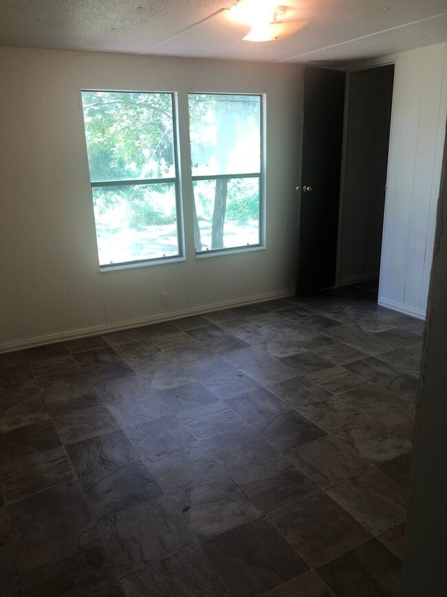 Building Photo - 3 Bedroom Rental In North Crawfordville Av...