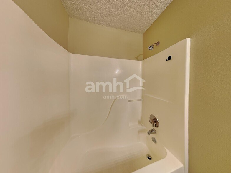 Building Photo - 6036 Draycott Dr