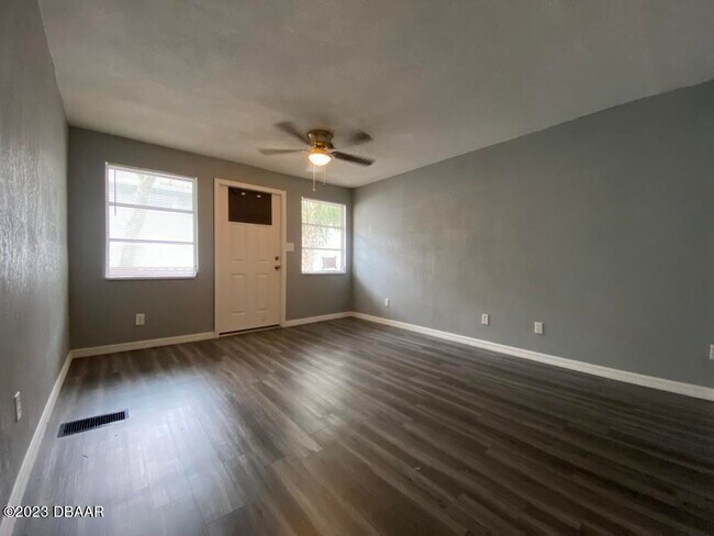 Building Photo - 215 N Oleander Ave