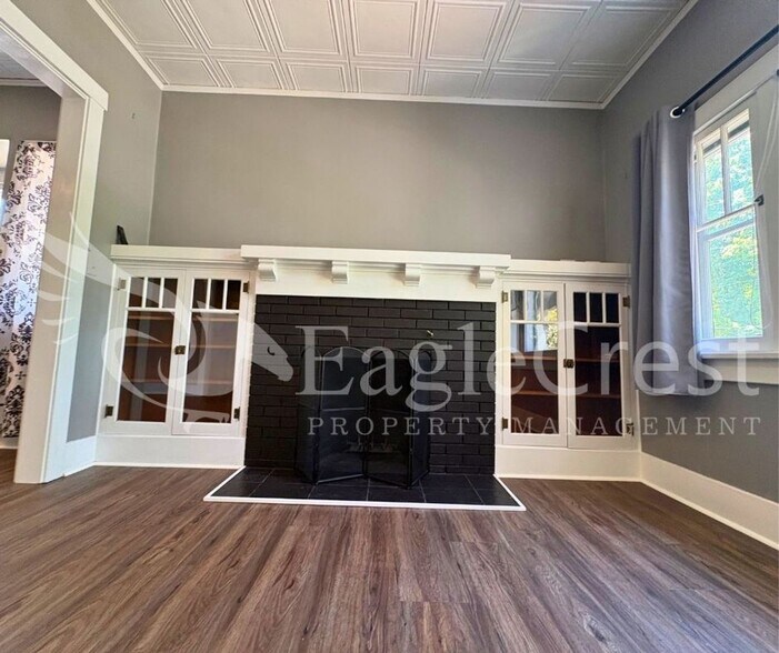 Building Photo - Beautifully Renovated Historic 3 Bedroom Home