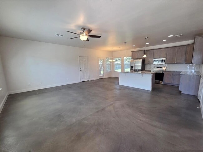 Building Photo - 800 Woodview Dr