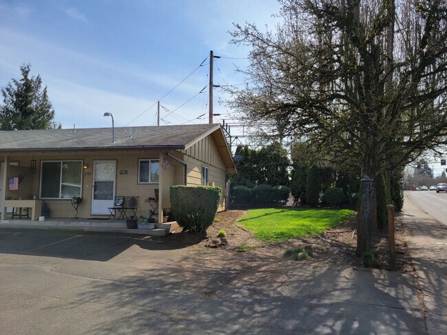 Building Photo - Rent Special: 1/2 Off June's Rent!! Ground Level 1 Bedroom 1 Bath W/ AC