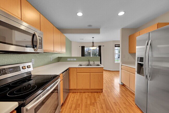 Building Photo - $2,395 - 3 Bed, 2 Bath End Unit Townhome w...