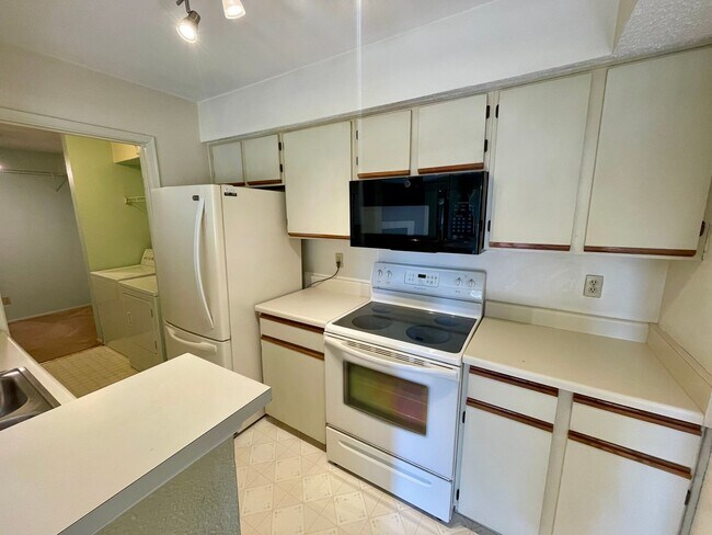 Building Photo - Expansive One Bedroom in Winding Hollow!