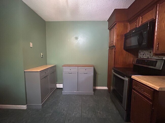 Building Photo - 4/2.5 in Beautiful Warrensville! Lots of S...