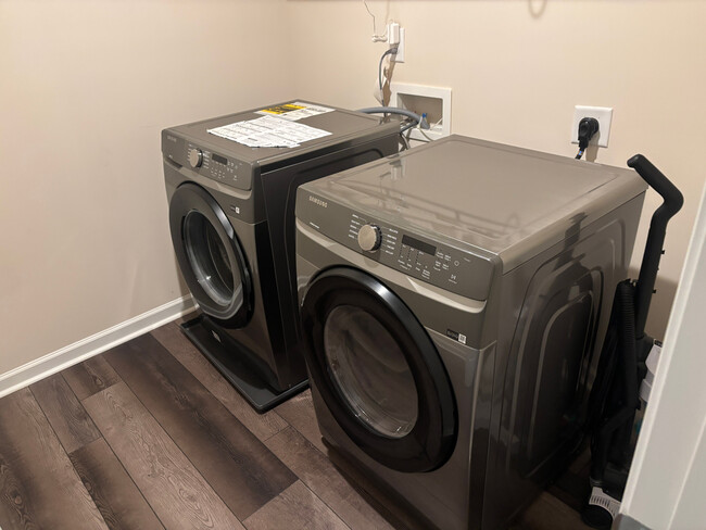 Building Photo - Room in House on Justice Union Ct