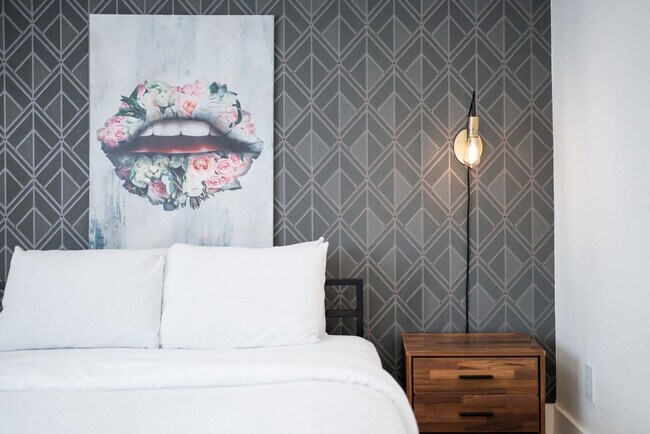 Building Photo - 1136 Crescent Ave NE