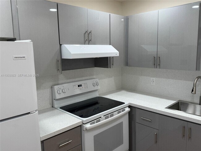 Building Photo - 13250 SW 4th Ct