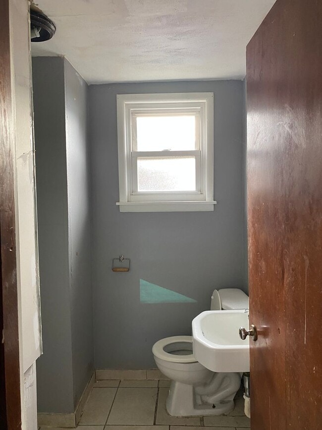 Building Photo - Nicely updated Studio Apartment