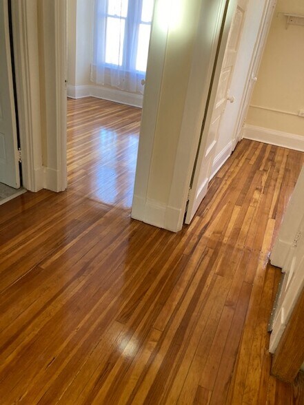 leading into beds - 890 Lancaster St