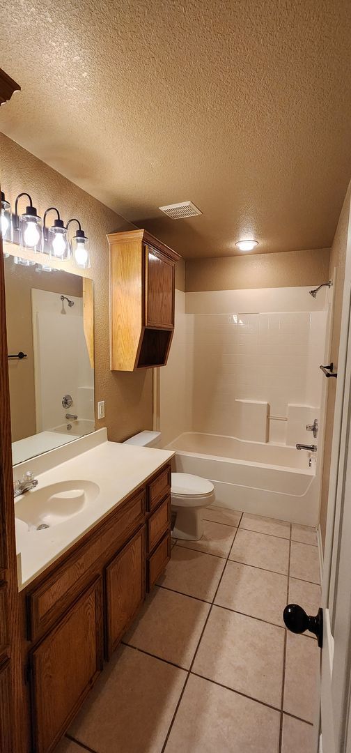 Building Photo - Beautiful 3bed/2bath Duplex near Clear Cre...