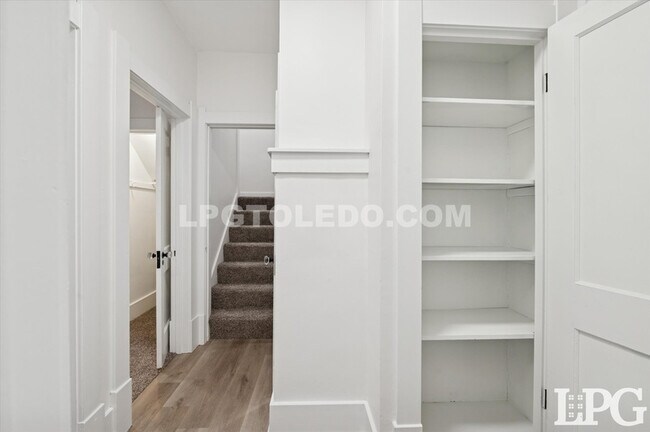 Building Photo - 1044 Hawk St