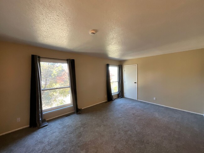 Building Photo - *Owner Broker* 2 Bedroom Townhome Availabl...