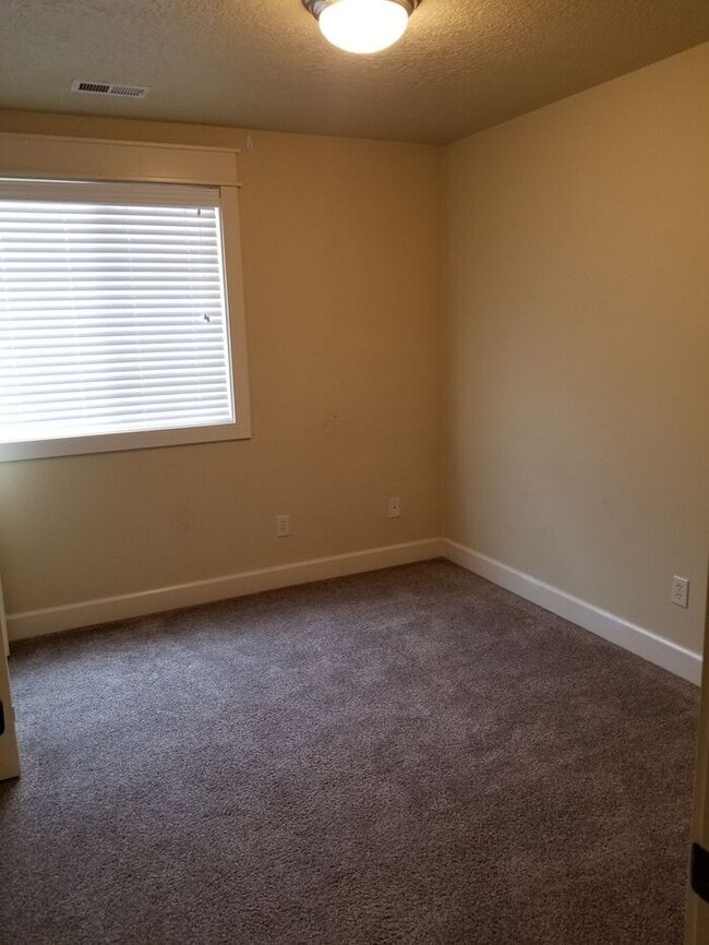Building Photo - Great Southeast Boise Location!