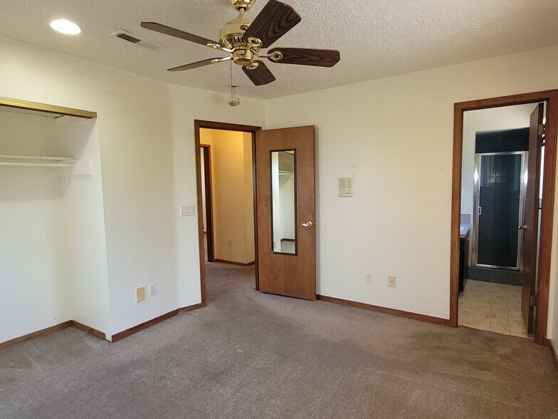 master bedroom with ceiling fan, - 5095 SW 163rd Ave