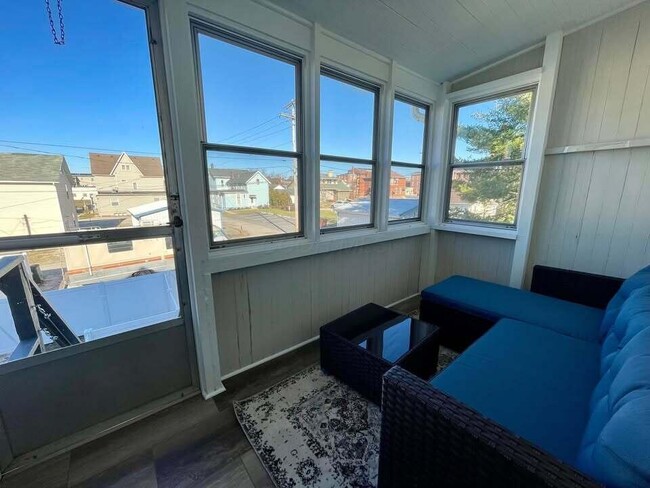 Building Photo - 160 1/2 W Mound St