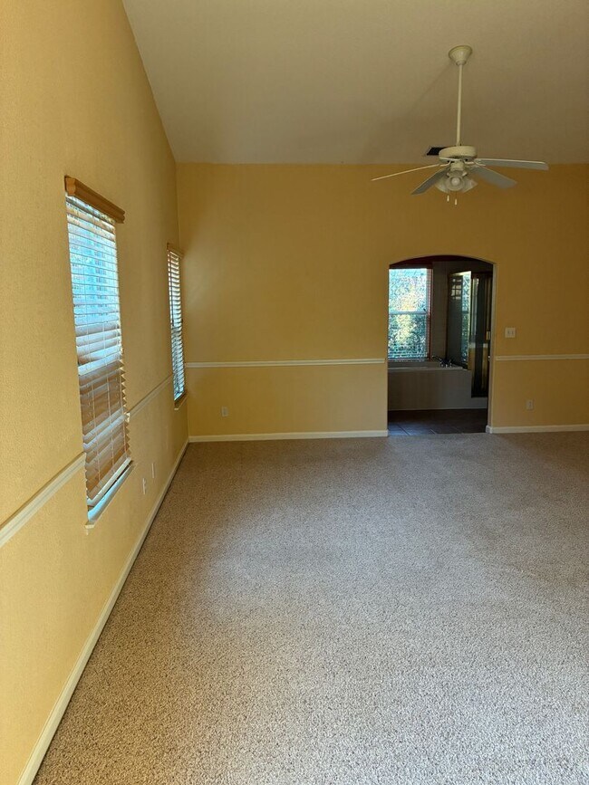 Building Photo - 3 Bedroom 2 Bath Home