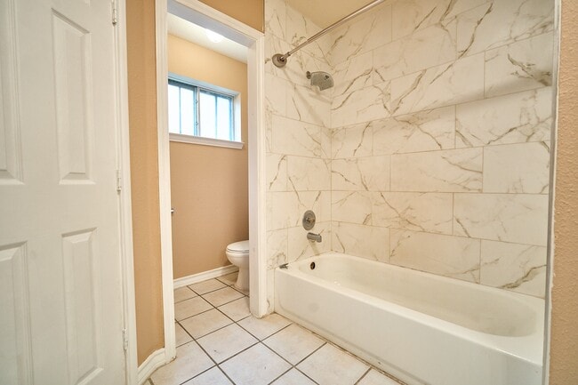 Building Photo - 10126 Northview Dr