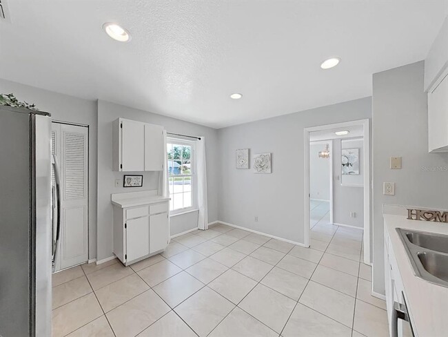 Building Photo - 878 Rustic Oaks Dr