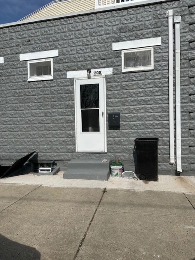 Building Photo - Newly Renovated 1/2 Bedroom 1 Bath Rental