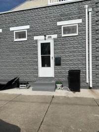 Building Photo - Newly Renovated 1/2 Bedroom 1 Bath Rental