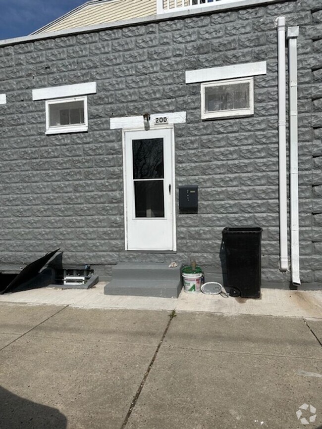 Building Photo - Newly Renovated 1/2 Bedroom 1 Bath Rental