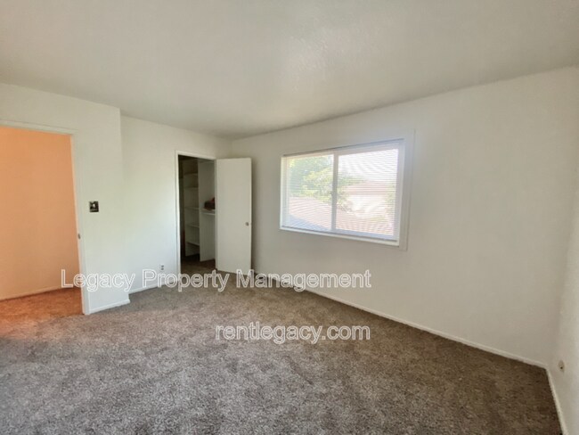 Building Photo - 9094 Piñata Way