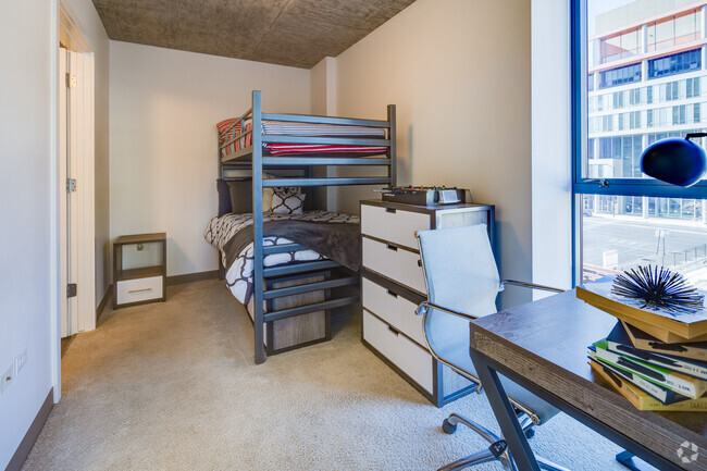 2BR, 2BA - 845SF - 30 East