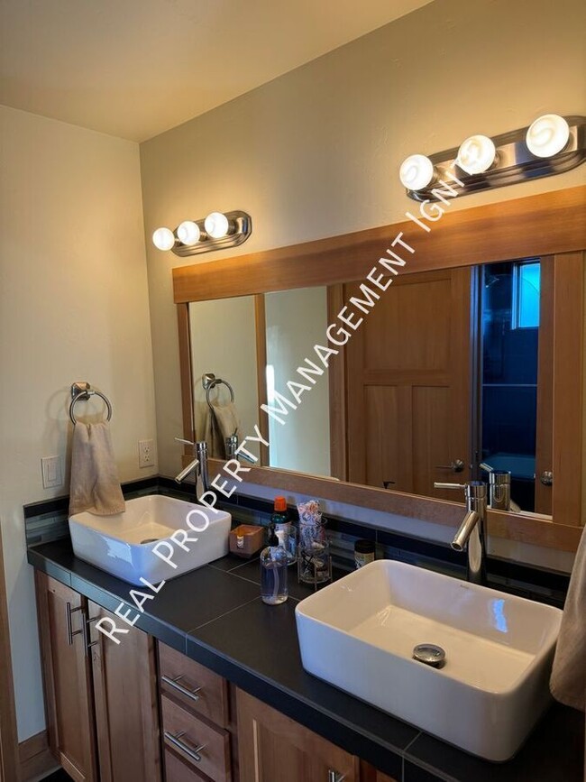 Building Photo - 2157 NW Lolo Dr