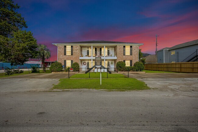 Building Photo - 9641 Hollock St