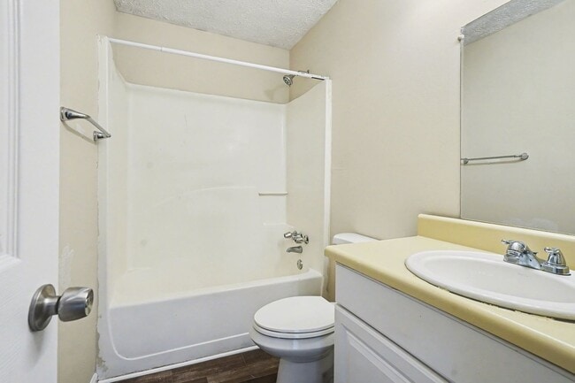 Building Photo - 3 Bedroom 2 Bath Home