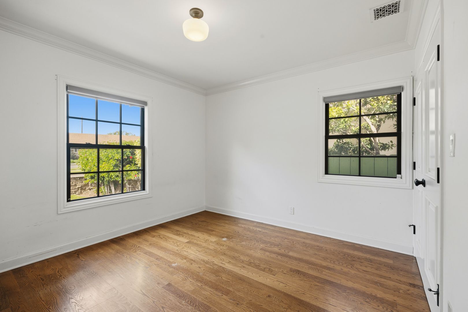 Building Photo - Beautiful Two-Story Burbank Home with Pool, Hardwood Floors & Guest House