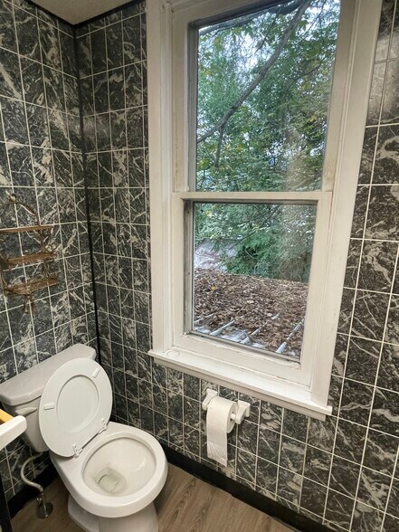 Building Photo - 420 Moore St