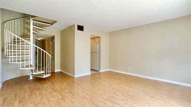 Building Photo - 670 Tennis Club Dr