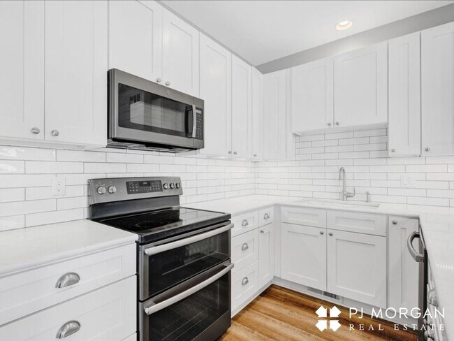 Building Photo - Tucked Away Yet Close to It All-Beautiful Elkhorn Rental has it all!