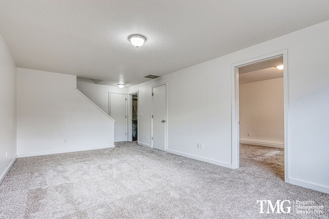 Building Photo - Spacious 4BR Townhome with AC, W/D, Garage...