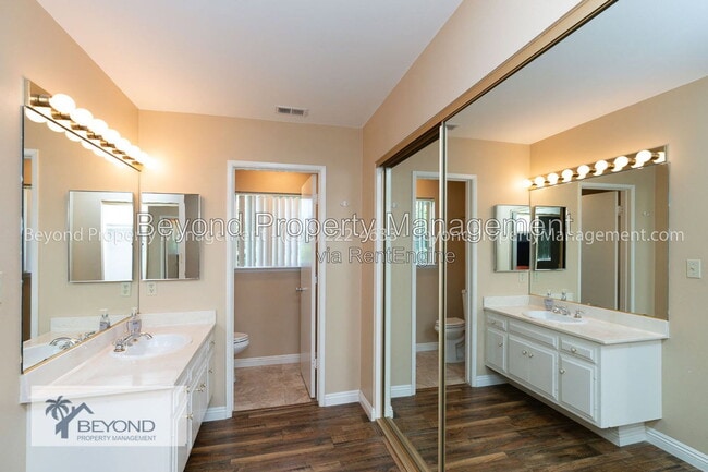 Building Photo - 902 La Sombra Dr